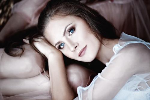 girl-2032802 1280