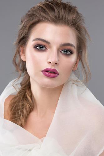 woman-3083516 1280